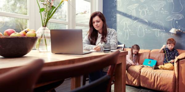  vrouw werkt achter haar laptop      