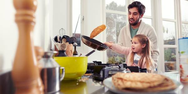 vader en dochter bakken pannenkoeken      