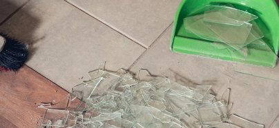 gebroken glas op de grond