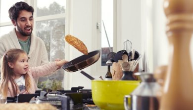 vader en dochter bakken pannenkoeken