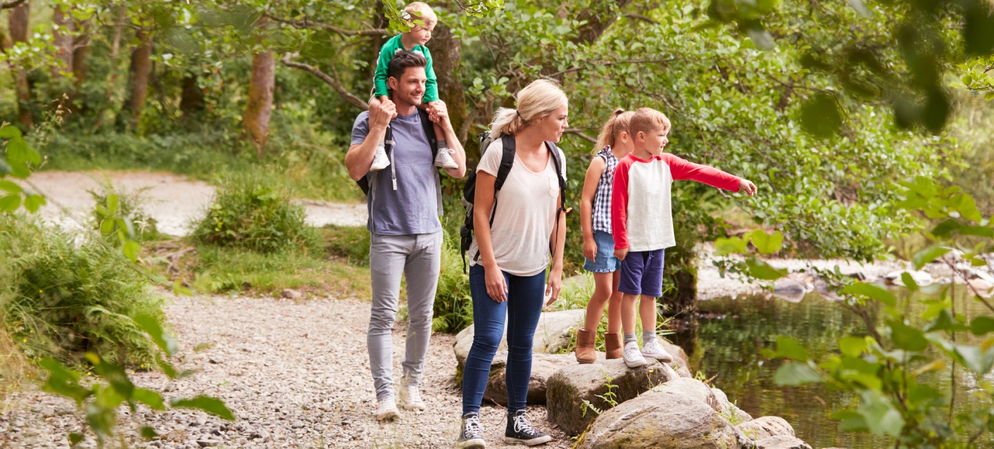 gezin op vakantie in de bergen