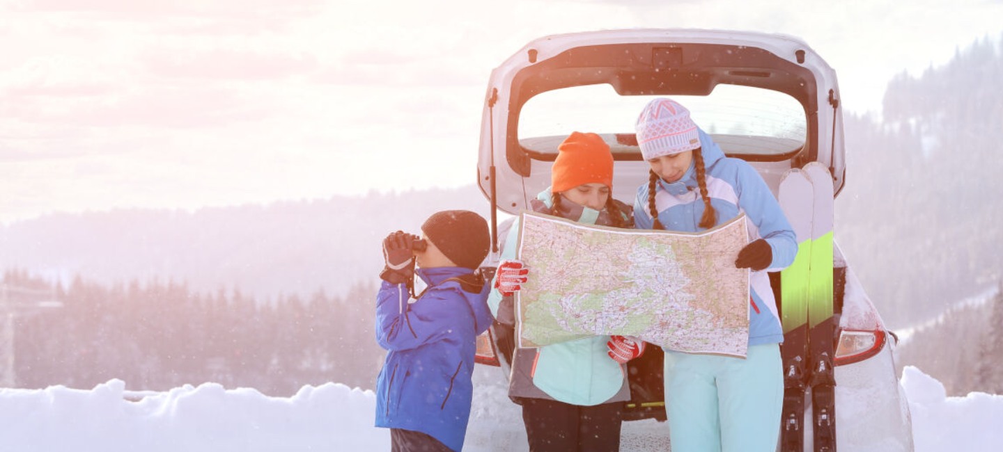 gezin op wintersport vakantie