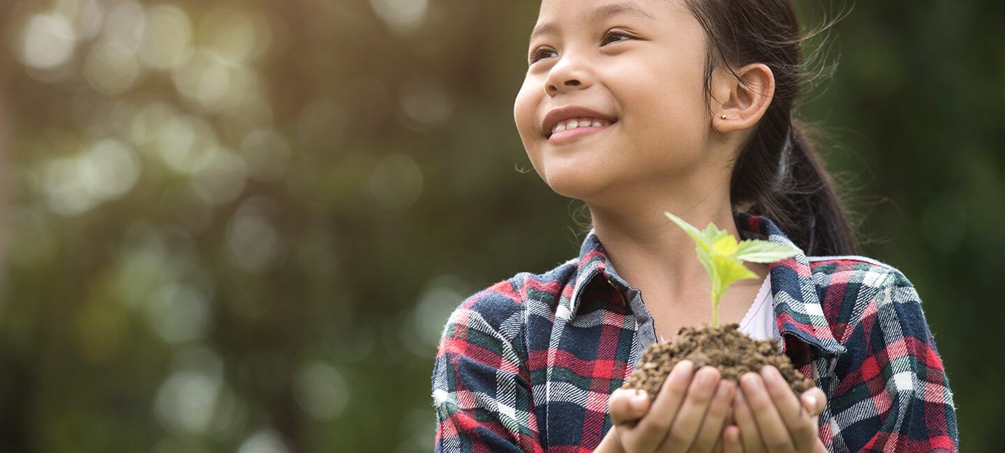 Meisje met plant in haar hand