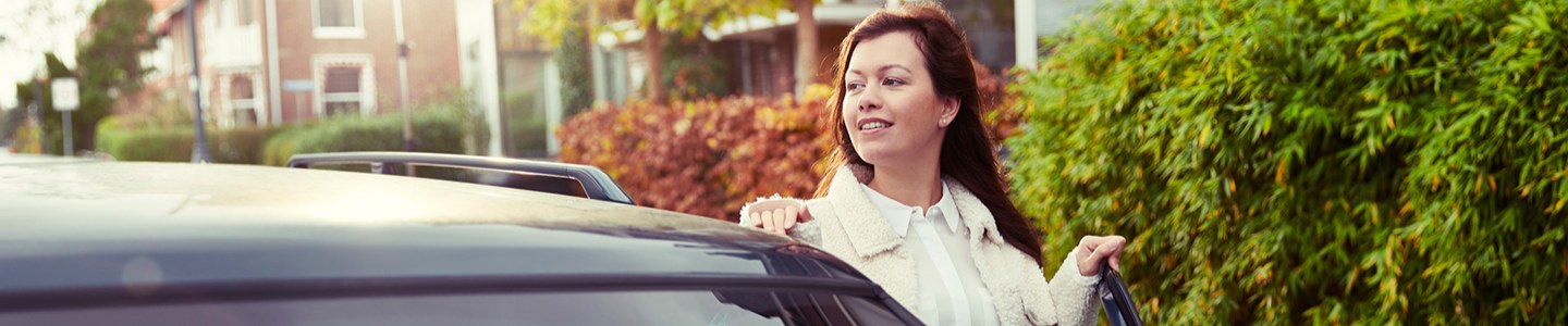 vrouw stapt uit auto 