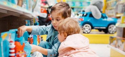 Kinderen spelen met speelgoed