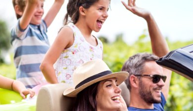 gezin op zomervakantie met de auto