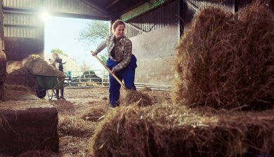 vrouw maakt stal schoon