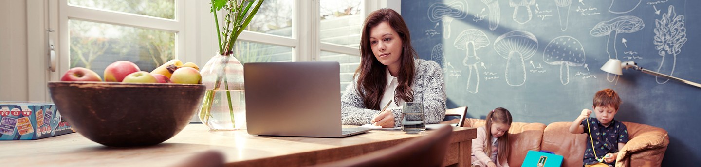 vrouw werkend achter haar laptop