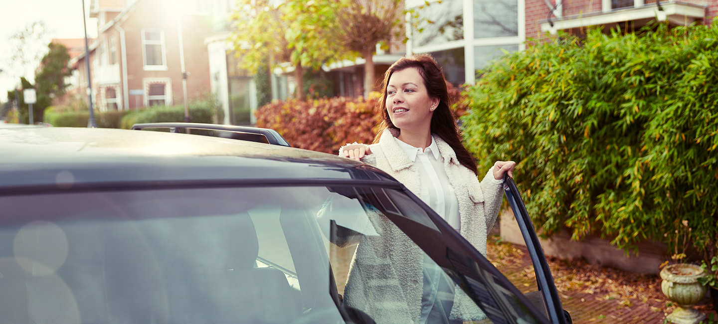 Vrouw stap in auto