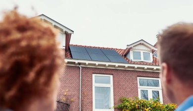 man en vrouw kijken naar een huis