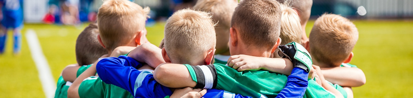 groep met jongetjes juichen