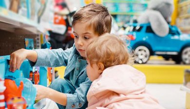 Kinderen spelen met speelgoed