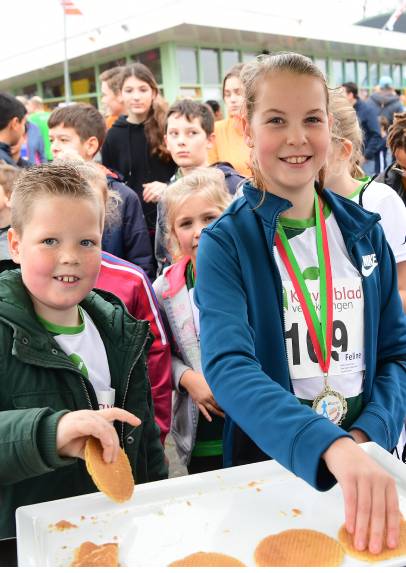 kinderen bij de stroopwafelkraam