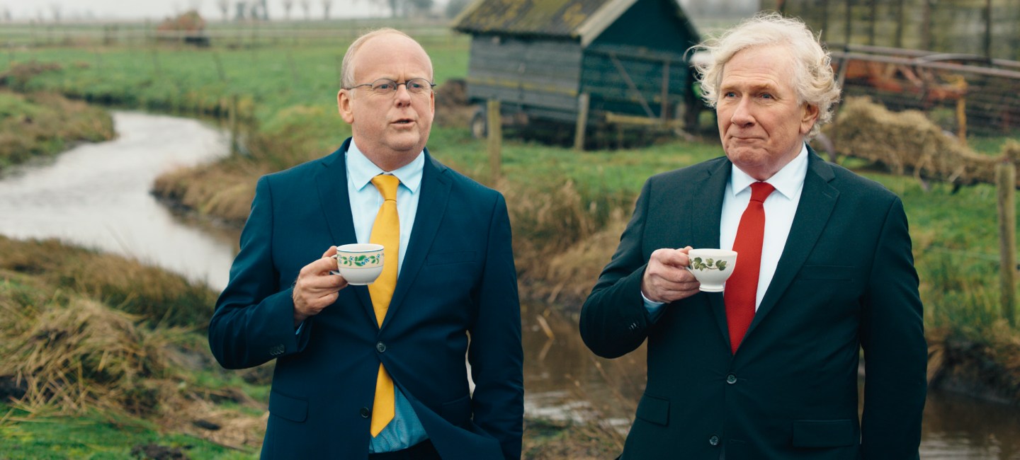 2 mannen in een weiland aan de koffie