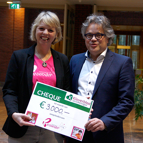 Peter Paul overhandigt cheque een Stichting Biezonder