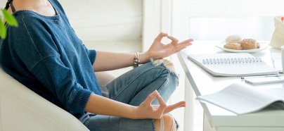 Vrouw mediteren achter laptop