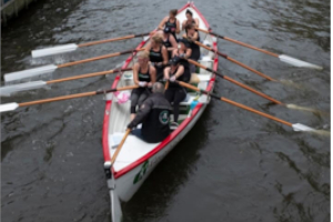 roeivereniging op het water