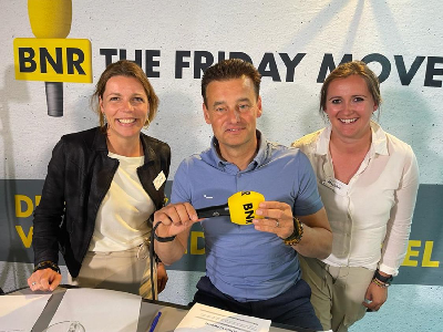 marieke, jose en wilfred lachend op de foto bij bnr