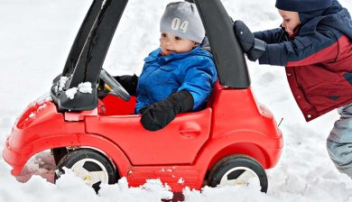 jongetjes spelen in de sneeuw