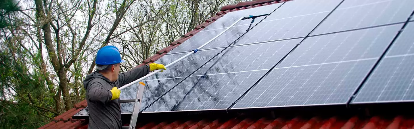Zonnepanelen schoonmaken