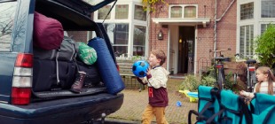 kinderen laden de auto in