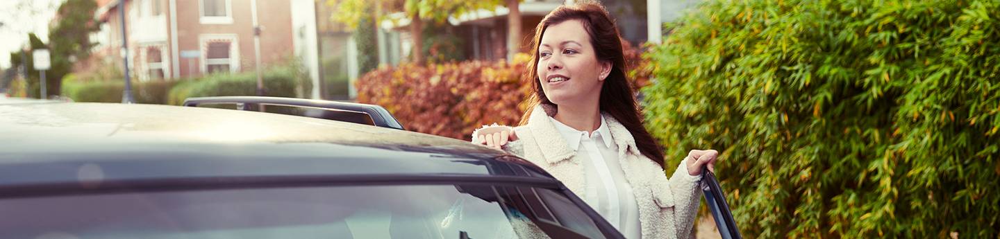 vrouw stap in haar auto