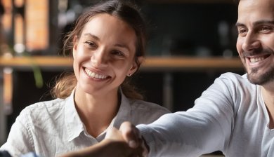 Koppel in gesprek met adviseur