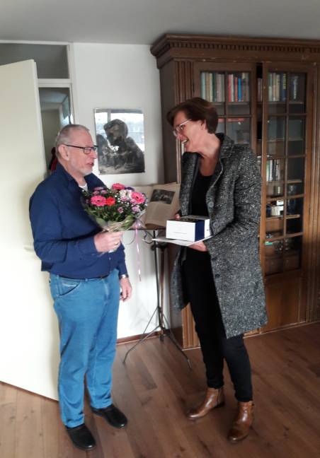 vrouw geeft meneer bloemen