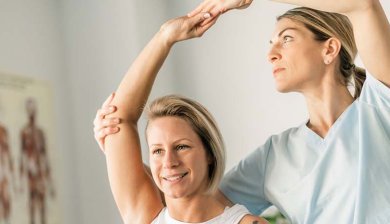 vrouw bij de fysio