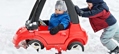 jongetjes spelen in de sneeuw