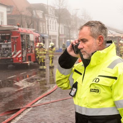 medewerker Stichting Salvage bij brand