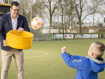 Ben Mansvelder gooit bal naar jongen