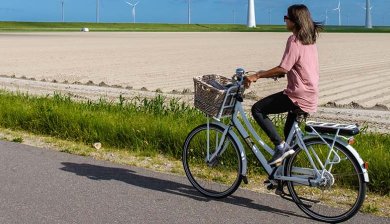 vrouw op e-bike