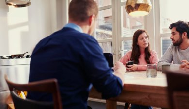 jong stel in gesprek met assurantieadviseur