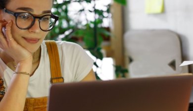 vrouw aan het thuiswerken