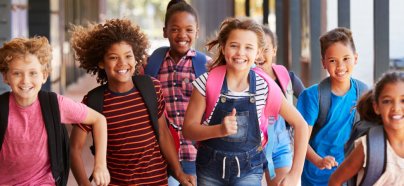 blije kinderen rennen door school