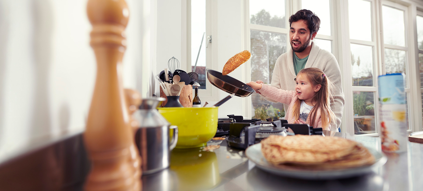 Vader en dochter bakken pannenkoeken