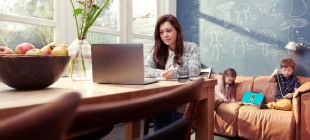 vrouw achter haar laptop aan tafel