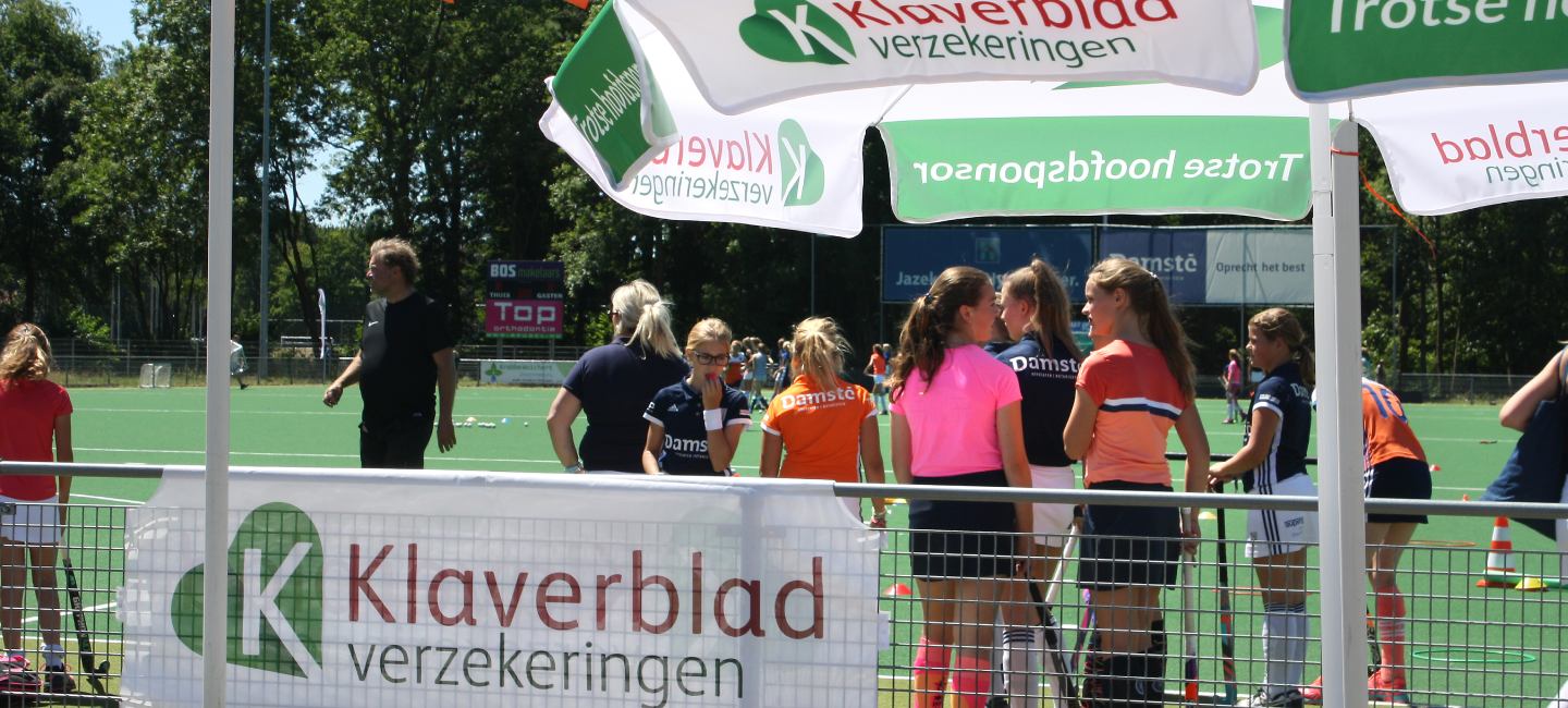 meisjes spelen hockey