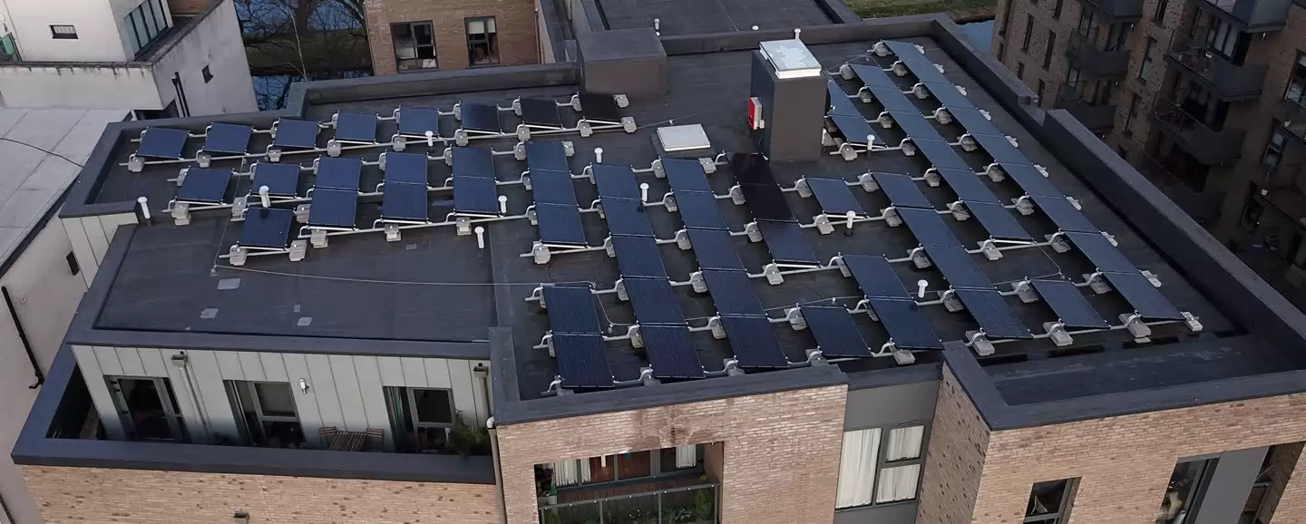 Zonnepanelen op een appartement