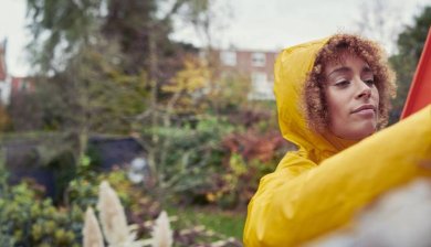 vrouw klust aan haar dakgoot