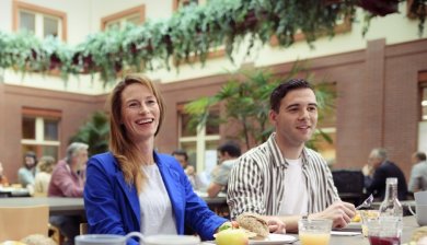 Klaverblad collega's tijdens de lunch