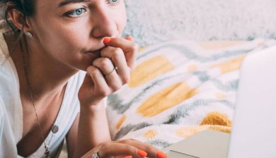 vrouw achter haar laptop