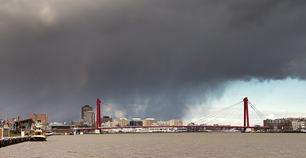 Donkere wolken boven Rotterdam
