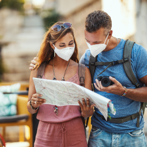 man en vrouw met mondkapje op zomervakantie